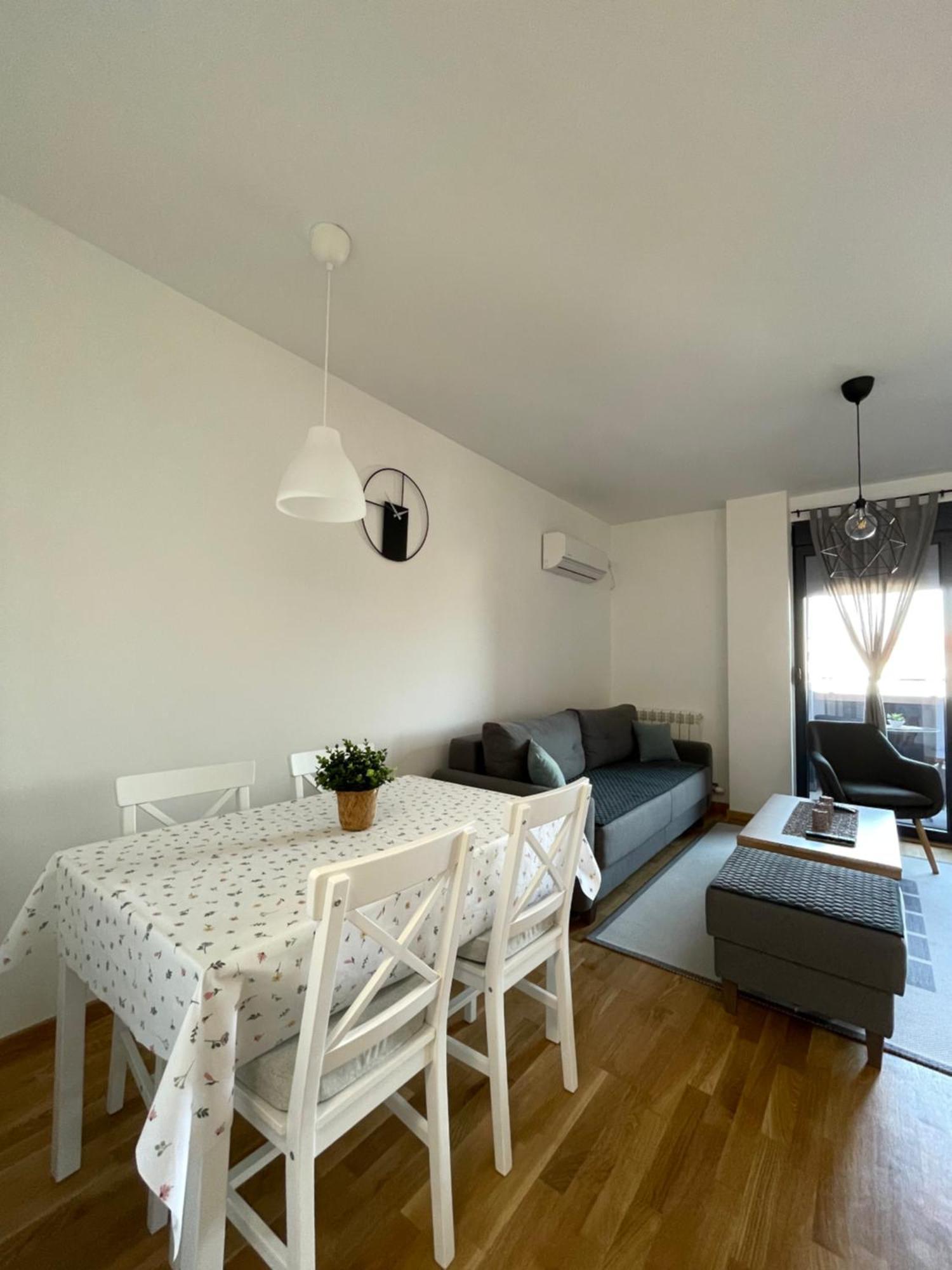 Luni Apartment *